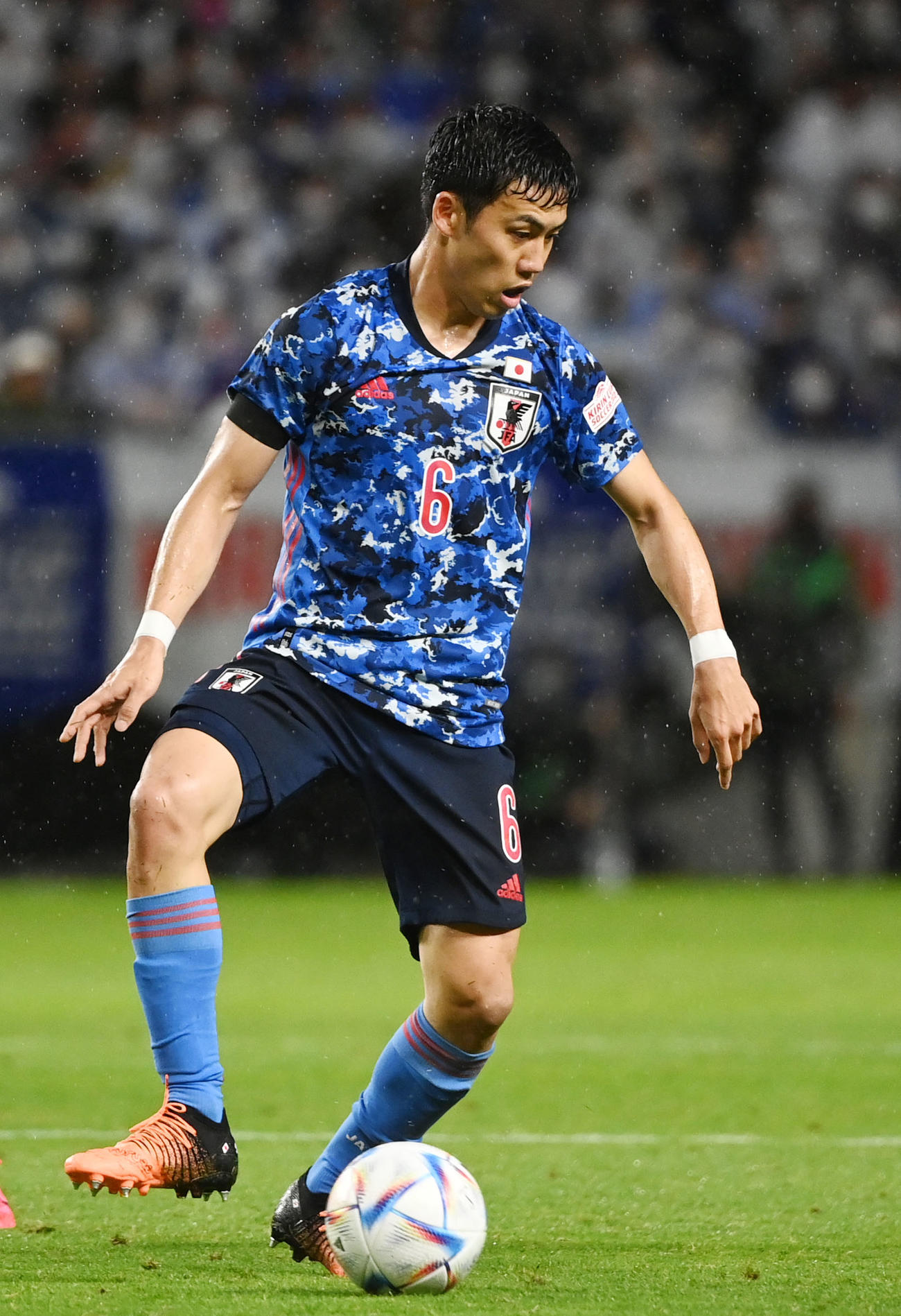 チュニジア戦でドリブルする遠藤航（22年6月14日撮影）
