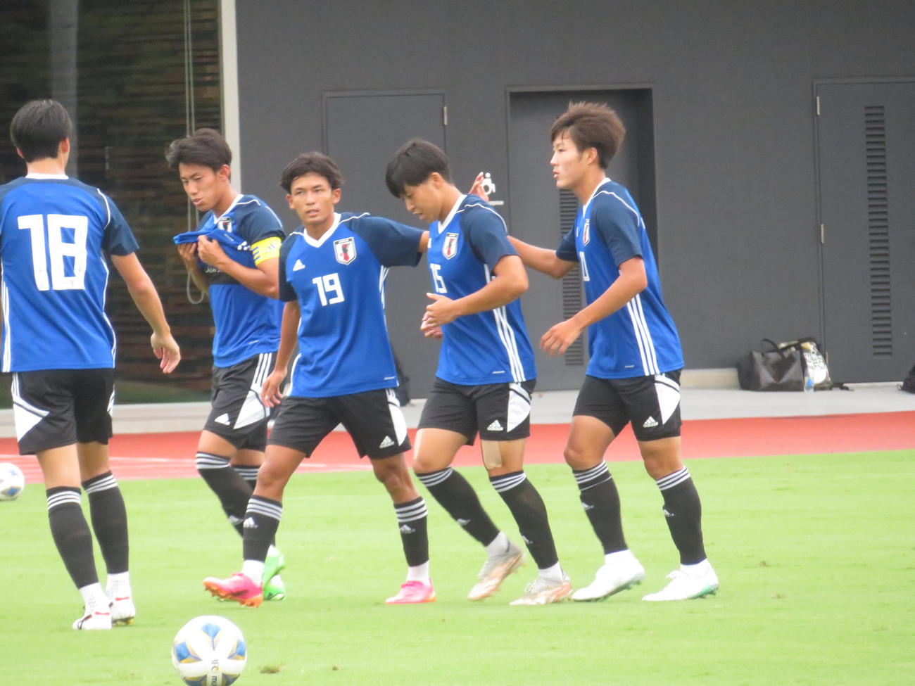 流通経済大との練習試合で先制ゴールを決めて仲間からねぎらわれるU－19日本代表MF山崎（右から2人目）（撮影・磯綾乃）