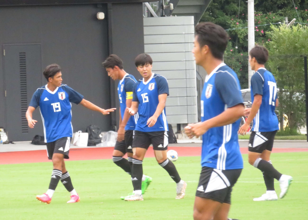 流通経済大との練習試合で先制ゴールを決めて仲間からねぎらわれるU－19日本代表MF山崎（中央）（撮影・磯綾乃）