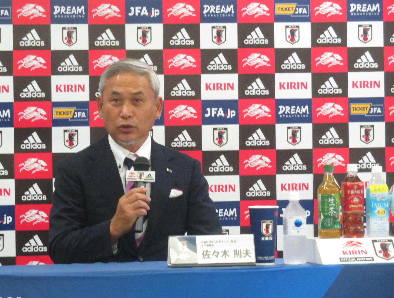 U－17女子W杯に臨むメンバー発表会見に出席した佐々木女子委員長（撮影・磯綾乃）