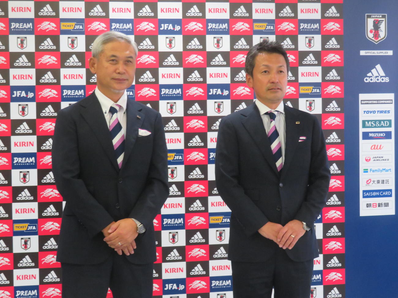 U－17女子W杯に臨むメンバー発表会見に出席した狩野監督（右）と佐々木女子委員長（撮影・磯綾乃）