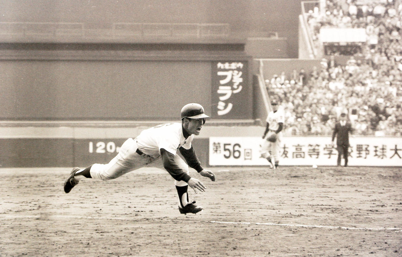 旗手の父浩二さん。第56回選抜高校野球準決勝　都城対PL学園、延長11回裏PL学園2死一塁、桑田真澄の右飛敵失でサヨナラの生還を果たした（1984年4月3日撮影）