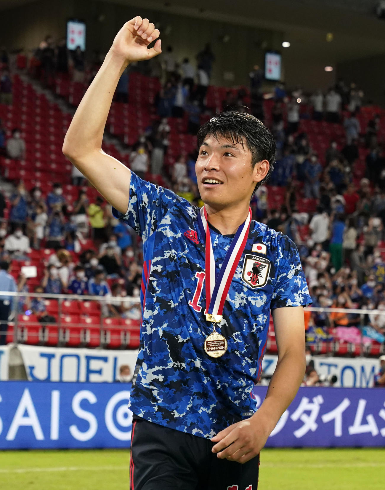 東アジアE－1サッカー選手権の優勝メダルを掛け声援に応えるFW町野修斗（2022年7月27日撮影）