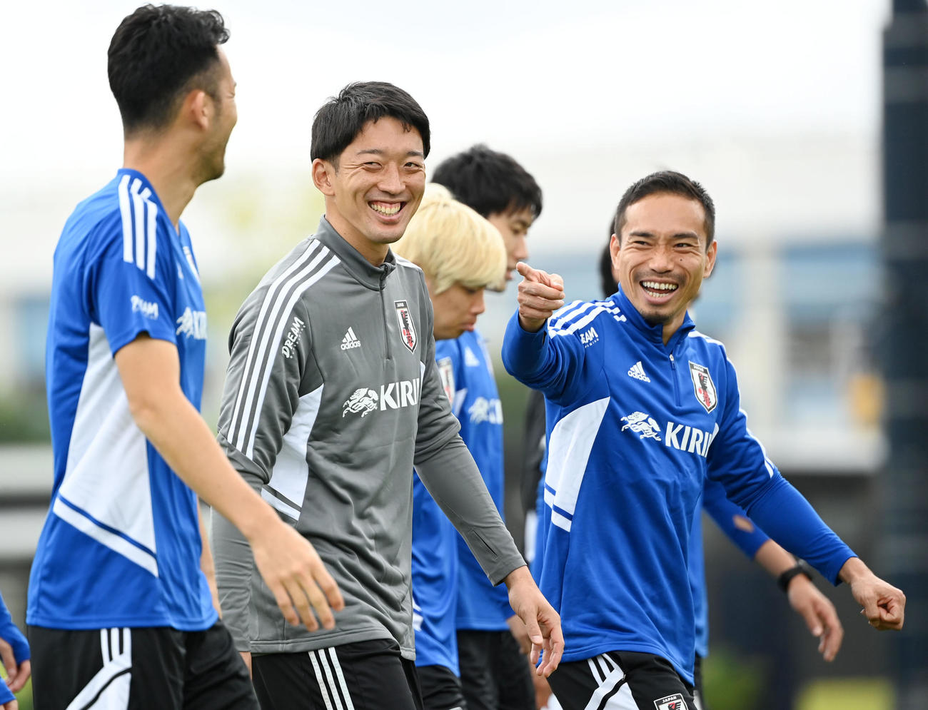 談笑する、左から吉田、GK権田、長友（2022年6月7日撮影）
