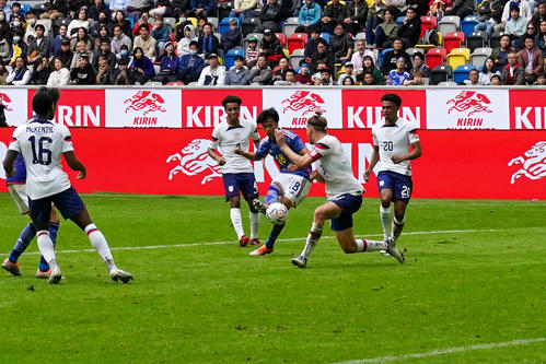 日本対米国　後半、ゴールを決める三笘（右から3人目）（撮影・パオロ　ヌッチ）