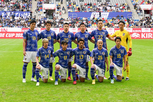 日本対米国　試合前、集合写真に納まる日本代表。前列左から伊東、久保、守田、前田、鎌田、後列左から冨安、酒井、中山、遠藤、吉田、GK権田（撮影・パオロ　ヌッチ）