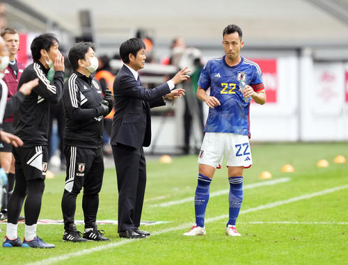 日本対米国　後半、吉田（右）に指示を出す森保監督（撮影・パオロ　ヌッチ）