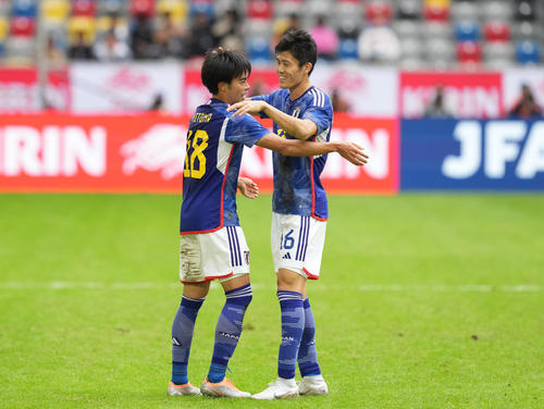 日本対米国　後半、ゴールを決めた三笘（左）を祝福する冨安（撮影・パオロ　ヌッチ）