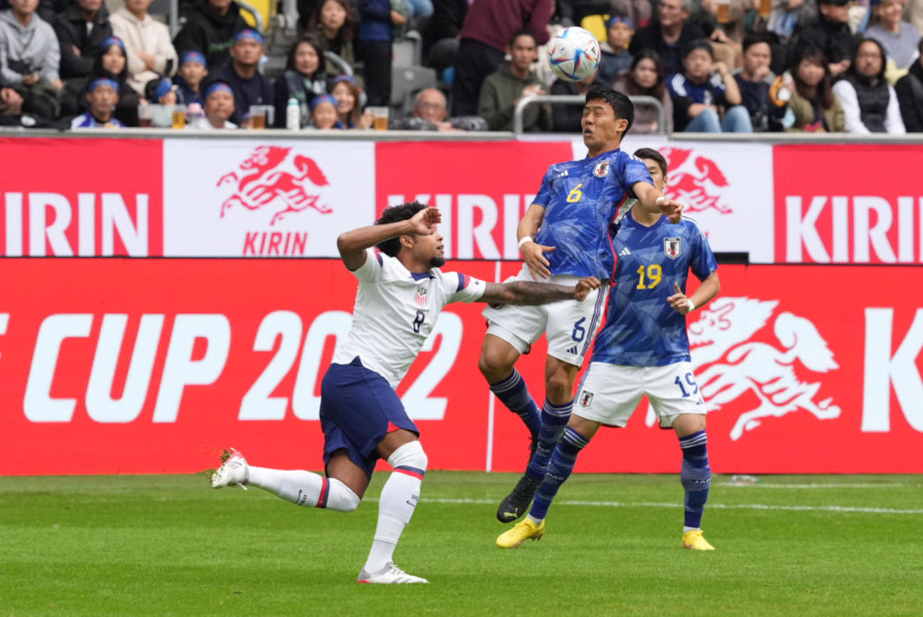 日本対米国　前半、競り合う遠藤（中央）（撮影・パオロ　ヌッチ）