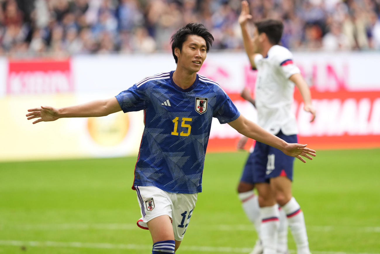 日本対米国　前半、先制ゴールを決め、両手を広げ喜ぶ鎌田（撮影・パオロ　ヌッチ）