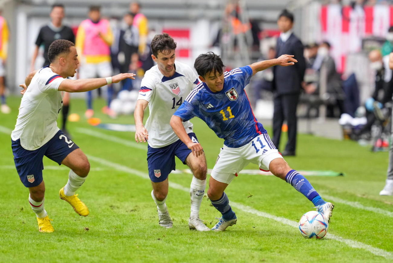 日本対米国　前半、ボールをキープする久保（右）（撮影・パオロ　ヌッチ）