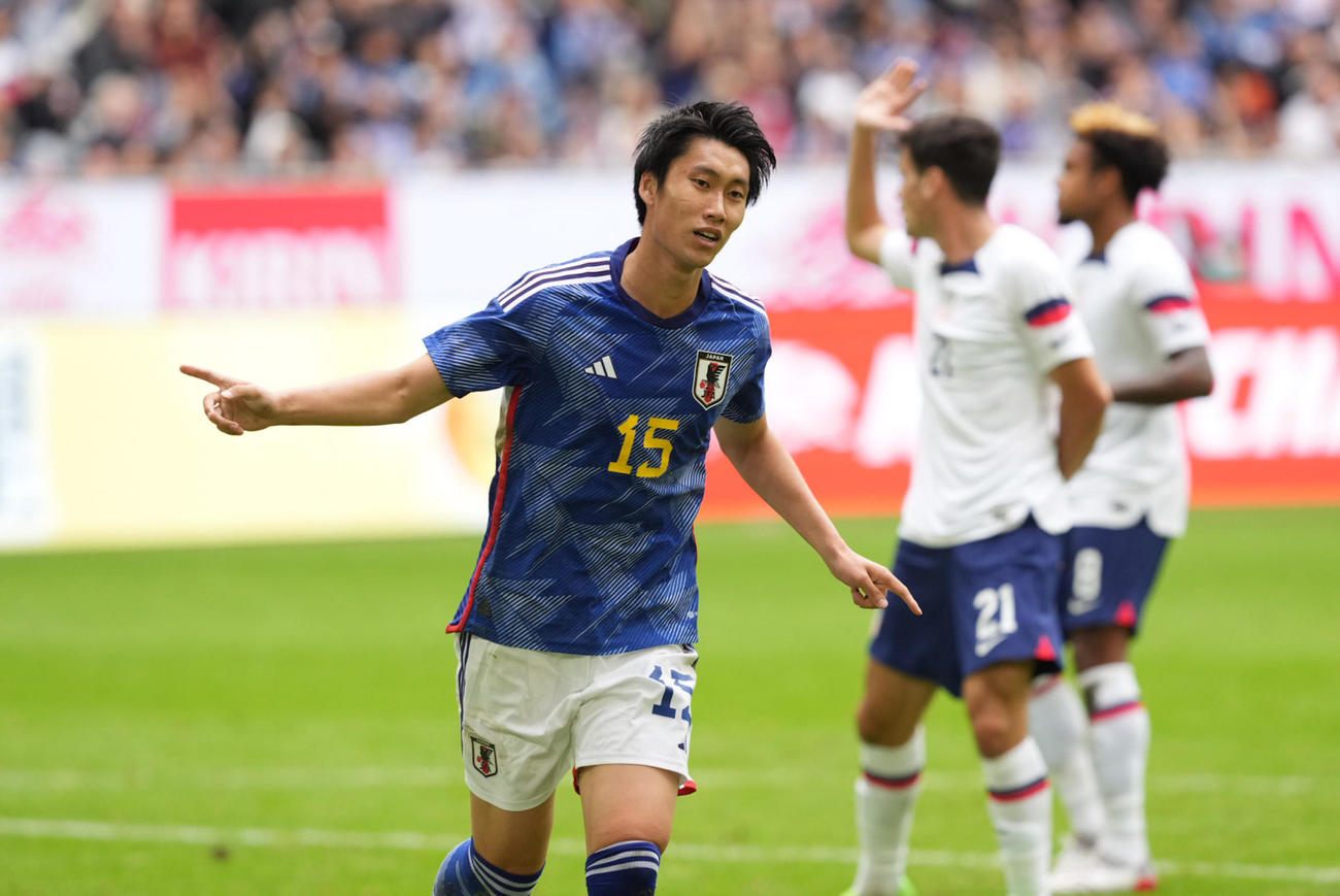 日本対米国　前半、先制ゴールを決め、喜ぶ鎌田（撮影・パオロ　ヌッチ）