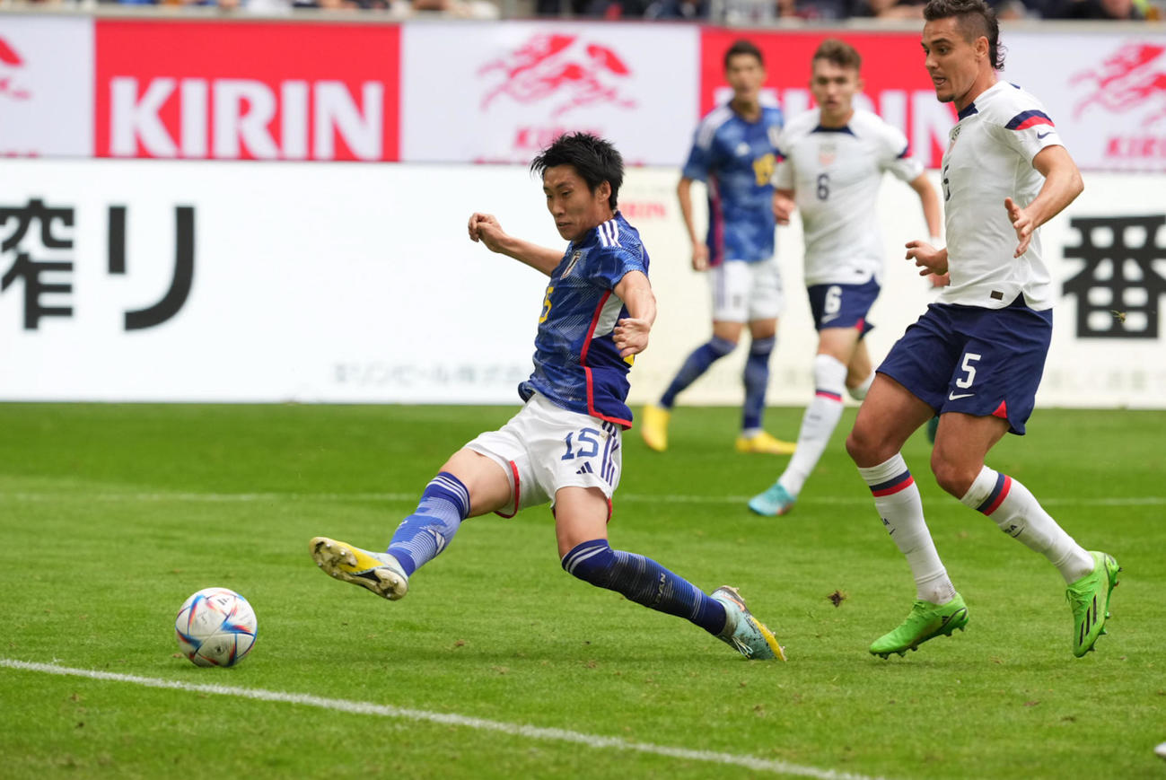 日本対米国　前半、ゴール前でシュートを放つ鎌田（撮影・パオロ　ヌッチ）