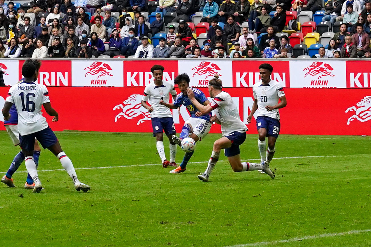 日本対米国　後半、ゴールを決める三笘（右から3人目）（撮影・パオロ　ヌッチ）
