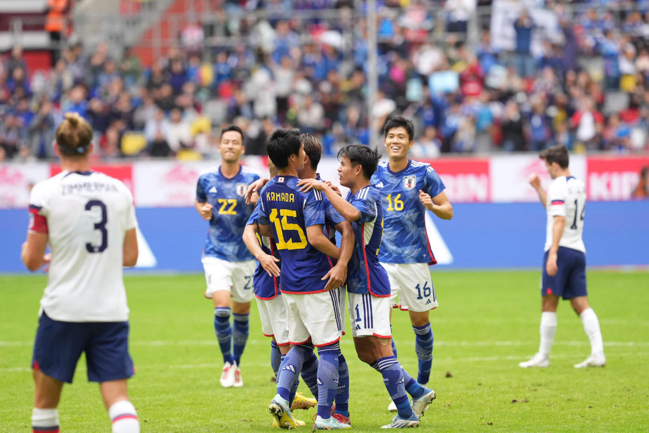 日本対米国　前半、先制ゴールを決めた鎌田（中央）を祝福する久保ら（同右）（撮影・パオロ　ヌッチ）