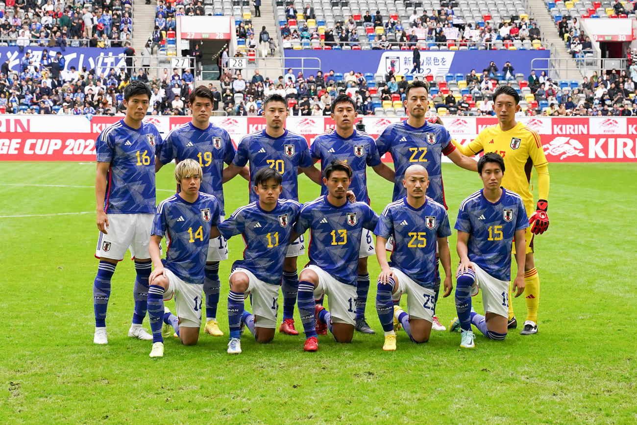 日本対米国　試合前、集合写真に納まる日本代表。前列左から伊東、久保、守田、前田、鎌田、後列左から冨安、酒井、中山、遠藤、吉田、GK権田（撮影・パオロ　ヌッチ）