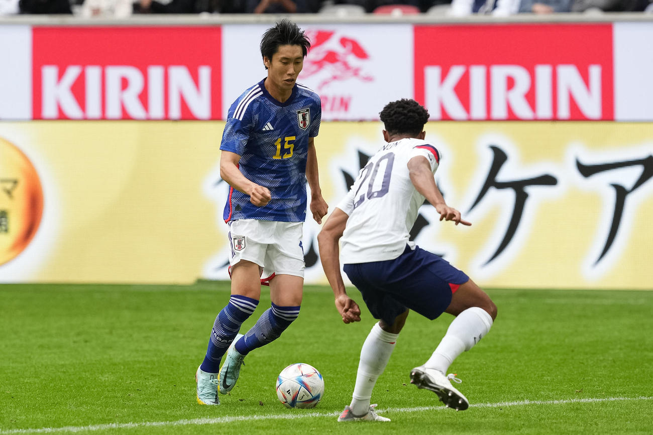 日本対米国　競り合う鎌田大地（撮影・パオロ　ヌッチ）