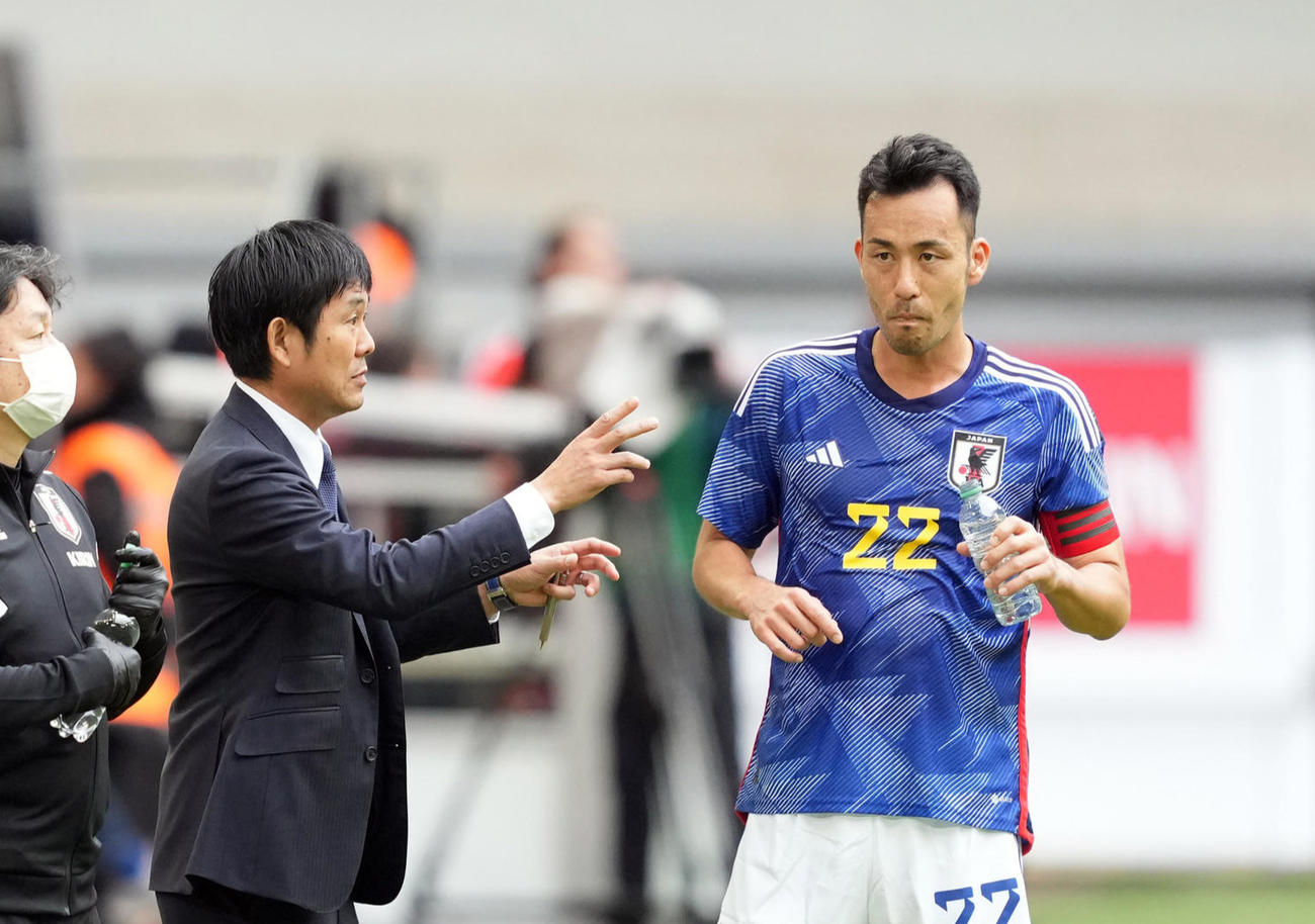 後半、吉田（右）に指示を出す森保監督（撮影・パオロ　ヌッチ）