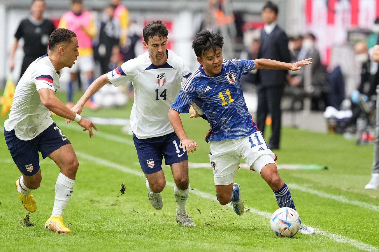 日本対米国　デラトーレ（中央）らのマークを受けながら攻め込む久保建英（右）（撮影・パオロ　ヌッチ）