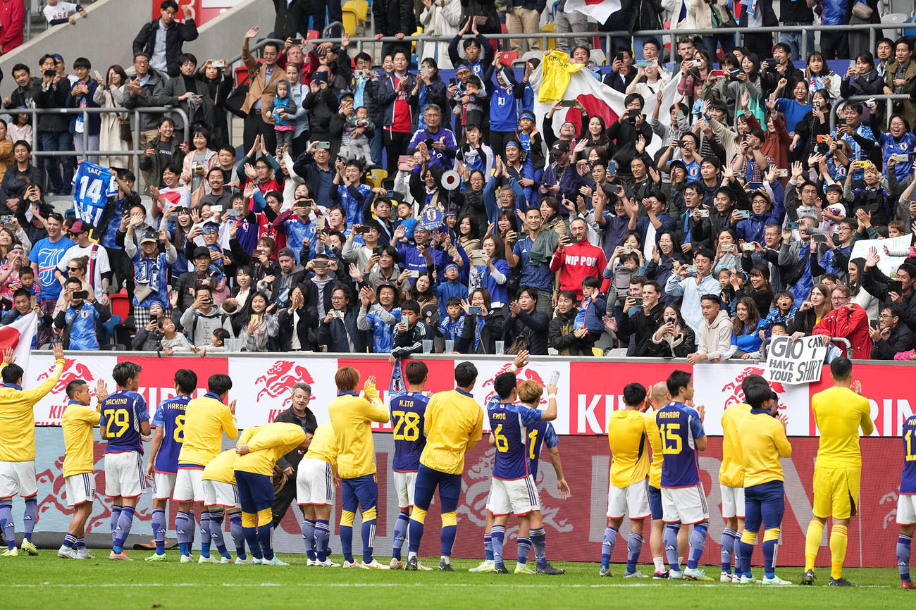 日本対米国　試合後、スタンドのサポーターにあいさつする日本イレブン（撮影・パオロ　ヌッチ）