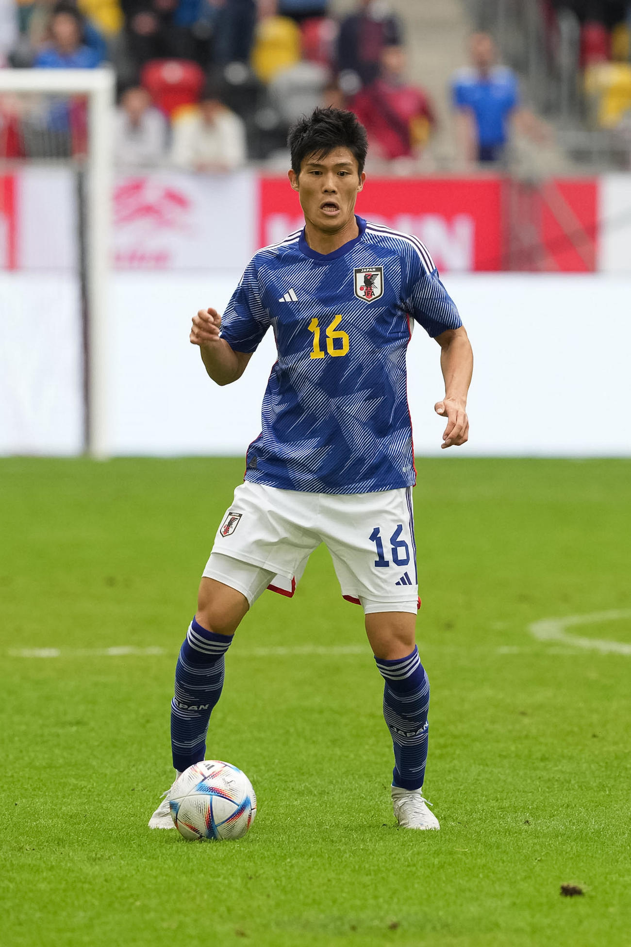 日本対米国　ボールをキープする冨安健洋（撮影・パオロ　ヌッチ）