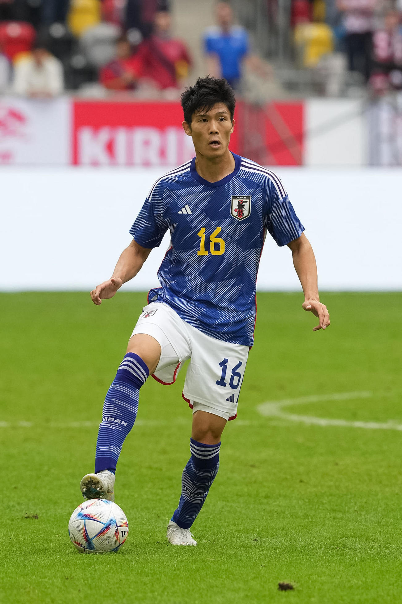 日本対米国　ボールをキープする冨安健洋（撮影・パオロ　ヌッチ）