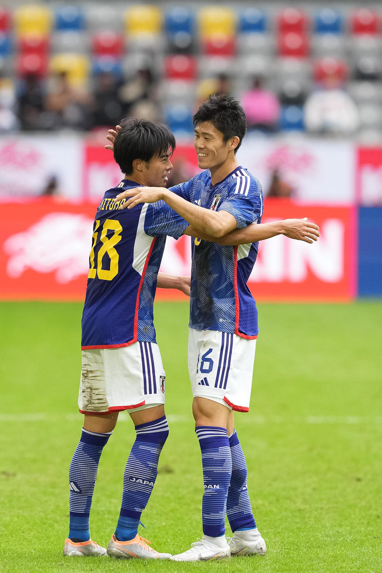 日本対米国　後半、ゴールを決めた三笘薫（左）は冨安健洋と喜び合う（撮影・パオロ　ヌッチ）