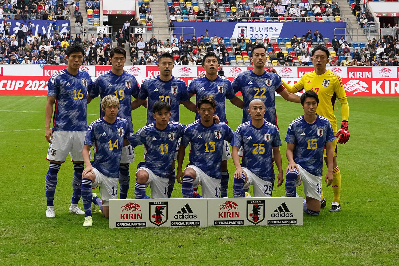 日本対米国　試合前に記念撮影する日本の先発イレブン（撮影・パオロ　ヌッチ）
