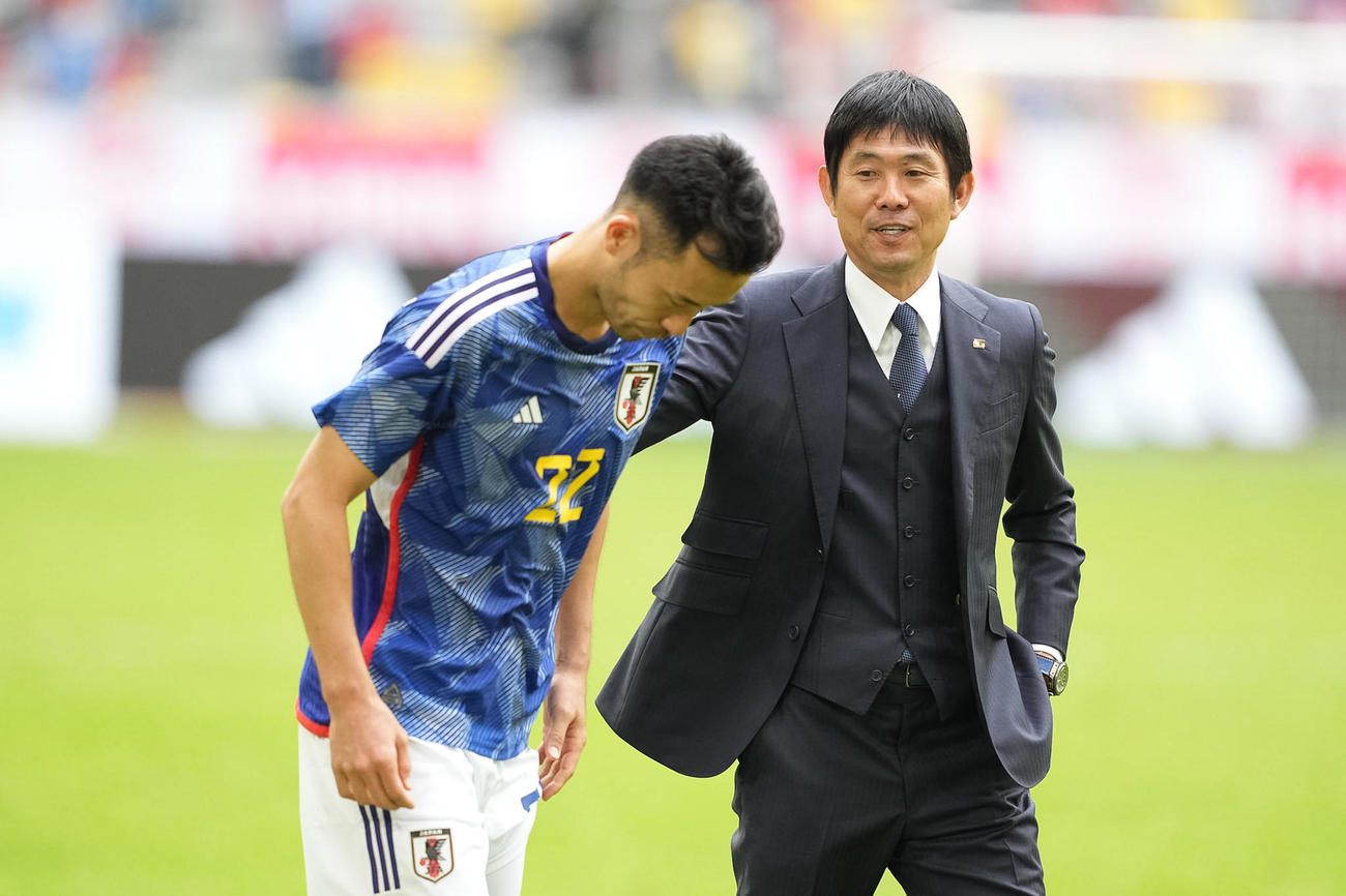 日本対米国　吉田麻也（左）と言葉を交わす森保一監督（撮影・パオロ　ヌッチ）