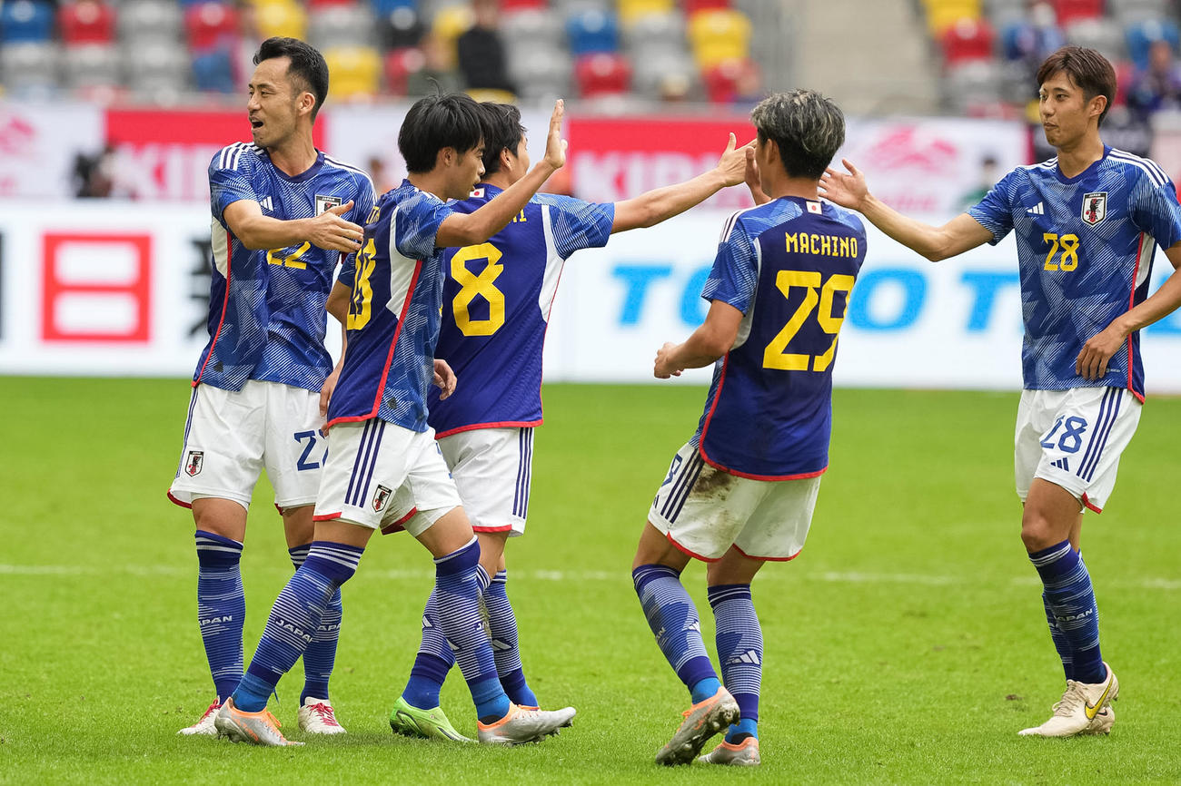 日本対米国　後半、ゴールを決めた三笘薫（左から2人目）と喜び合う吉田麻也（左端）、町野修人（右から2人目）、伊藤洋輝（右端）ら（撮影・パオロ　ヌッチ）