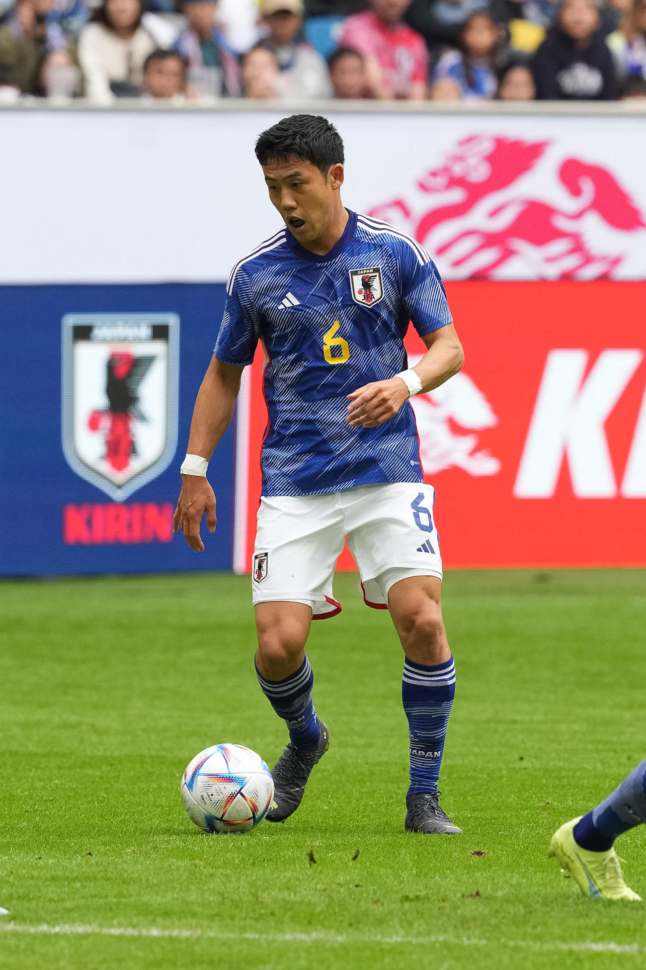 日本対米国　ボールをキープする遠藤航（撮影・パオロ　ヌッチ）