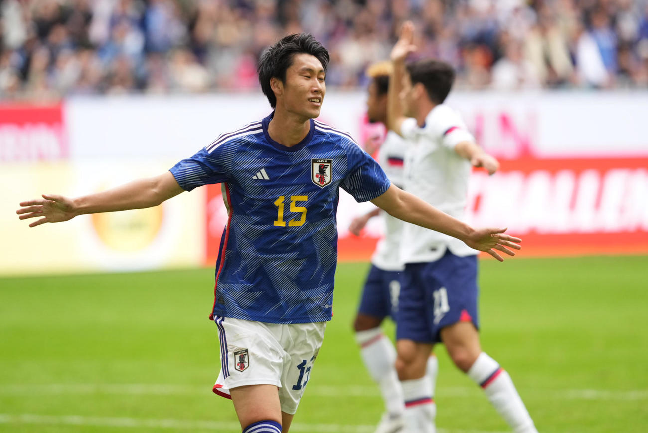 前半、先制ゴールを決めて喜ぶ鎌田（撮影・パオロ　ヌッチ）