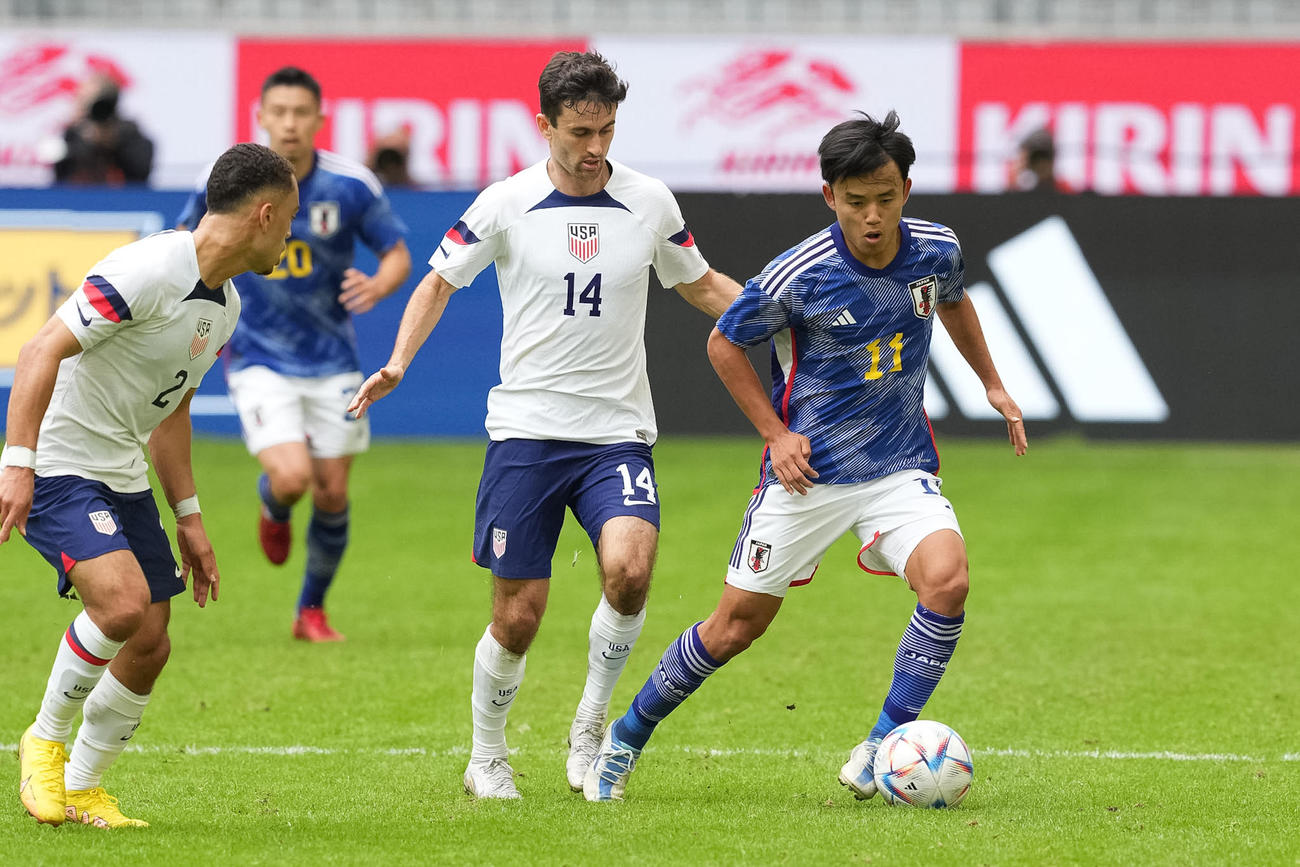 日本対米国　マークを受けながら攻め込む久保建英（右）。中央はデラトーレ（撮影・パオロ　ヌッチ）