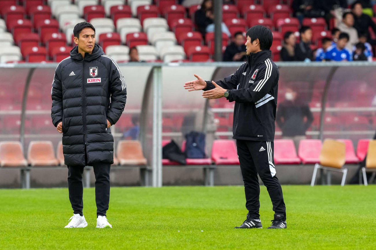 話し合う長谷部（左）と森保監督（撮影・パオロ　ヌッチ）