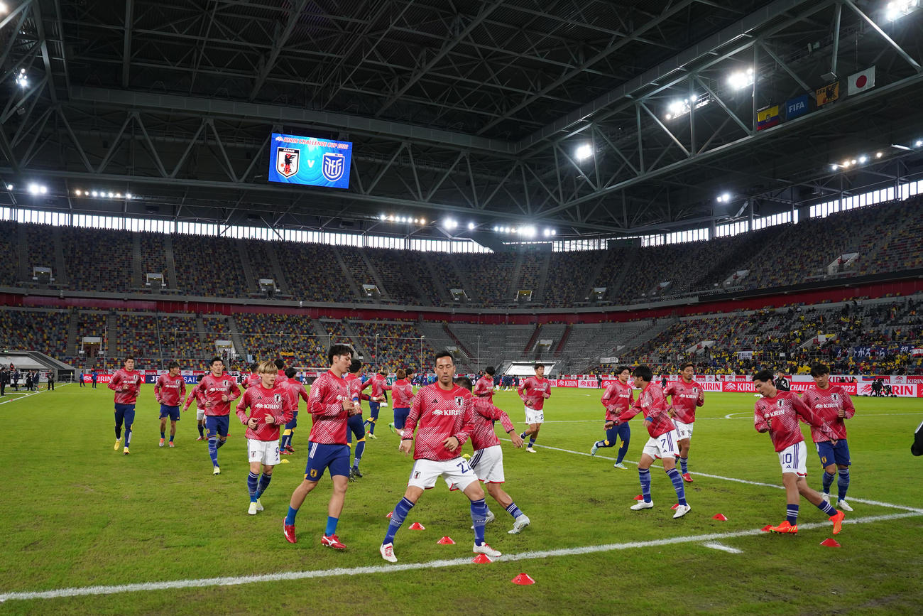 日本対エクアドル　試合前、ウオーミングアップをする吉田（中央）ら日本代表の選手たち（撮影・パオロ　ヌッチ）