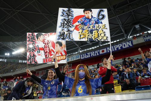 日本対エクアドル　試合前、盛り上がる日本人サポーター（撮影・パオロ　ヌッチ）
