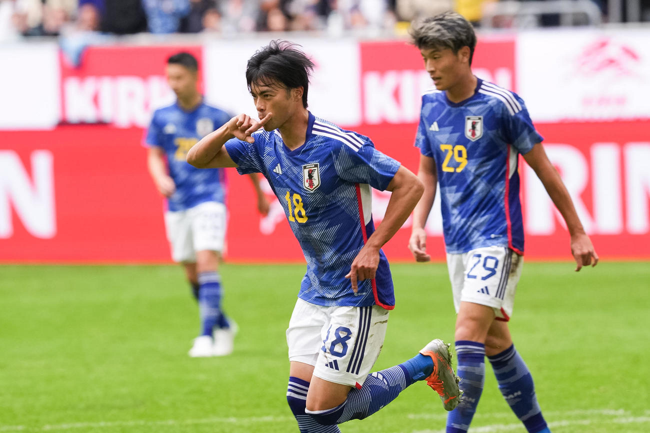 22年9月23日、日本対米国　後半、ゴールを決めて喜ぶ三笘薫（中央）。右は町野修斗（撮影・パオロ　ヌッチ）