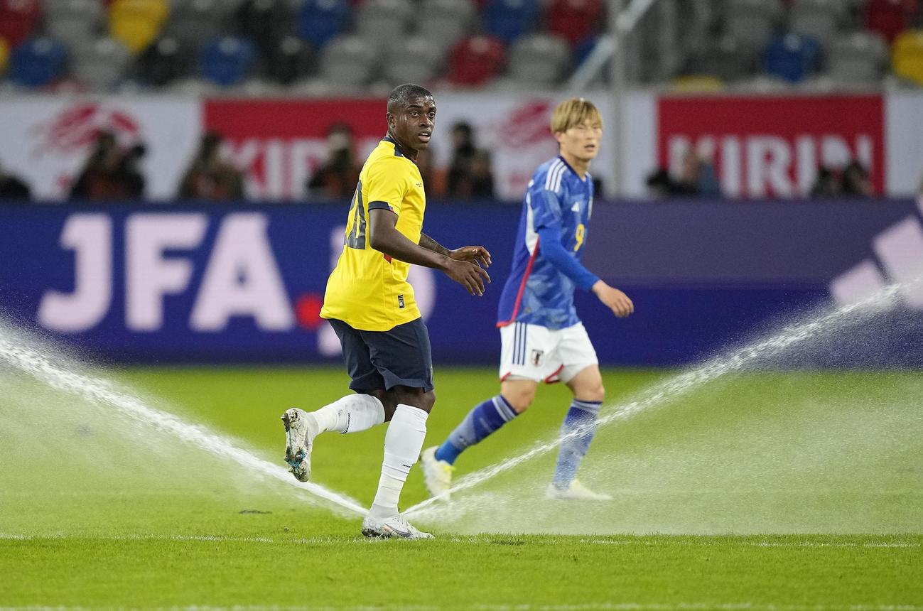 スプリンクラーが試合中に誤作動し、選手らが気を取られる(AP)
