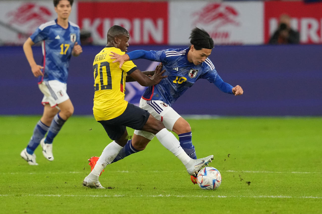 日本対エクアドル　前半、ドリブルで仕掛ける南野（右）（撮影・パオロ　ヌッチ）