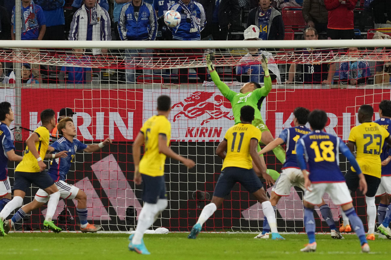 日本対エクアドル　前半、必死にゴールを守るGKシュミット（後方）（撮影・パオロ　ヌッチ）