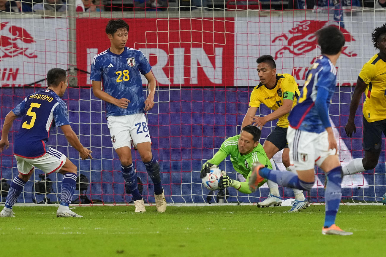 日本対エクアドル　前半、ボールをキャッチするGKシュミット（右）（撮影・パオロ　ヌッチ）