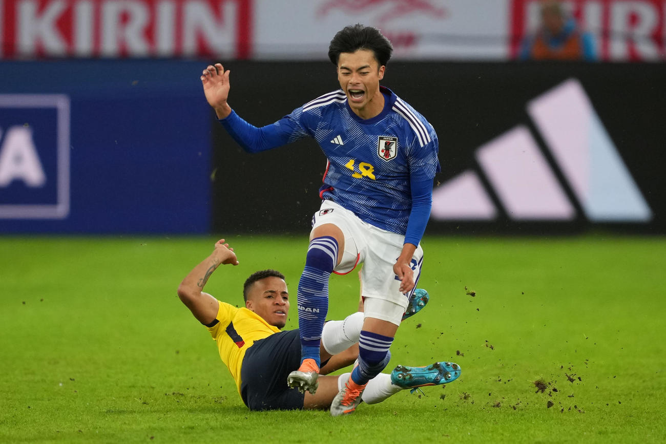 日本対エクアドル　前半、ボールを奪われる三笘（右）（撮影・パオロ　ヌッチ）