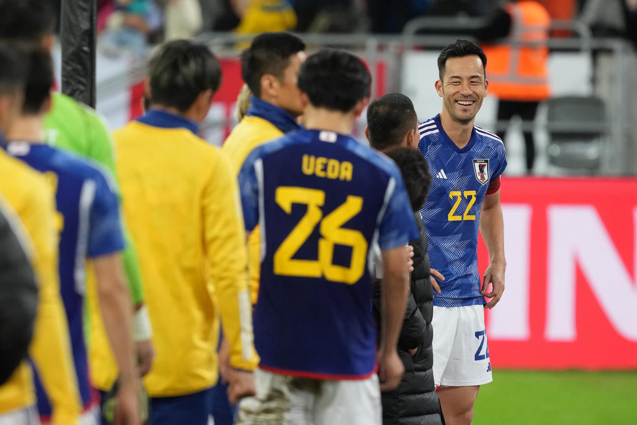 日本対エクアドル　試合後、スコアレスドローに終わり、笑顔を見せる吉田（右）（撮影・パオロ　ヌッチ）