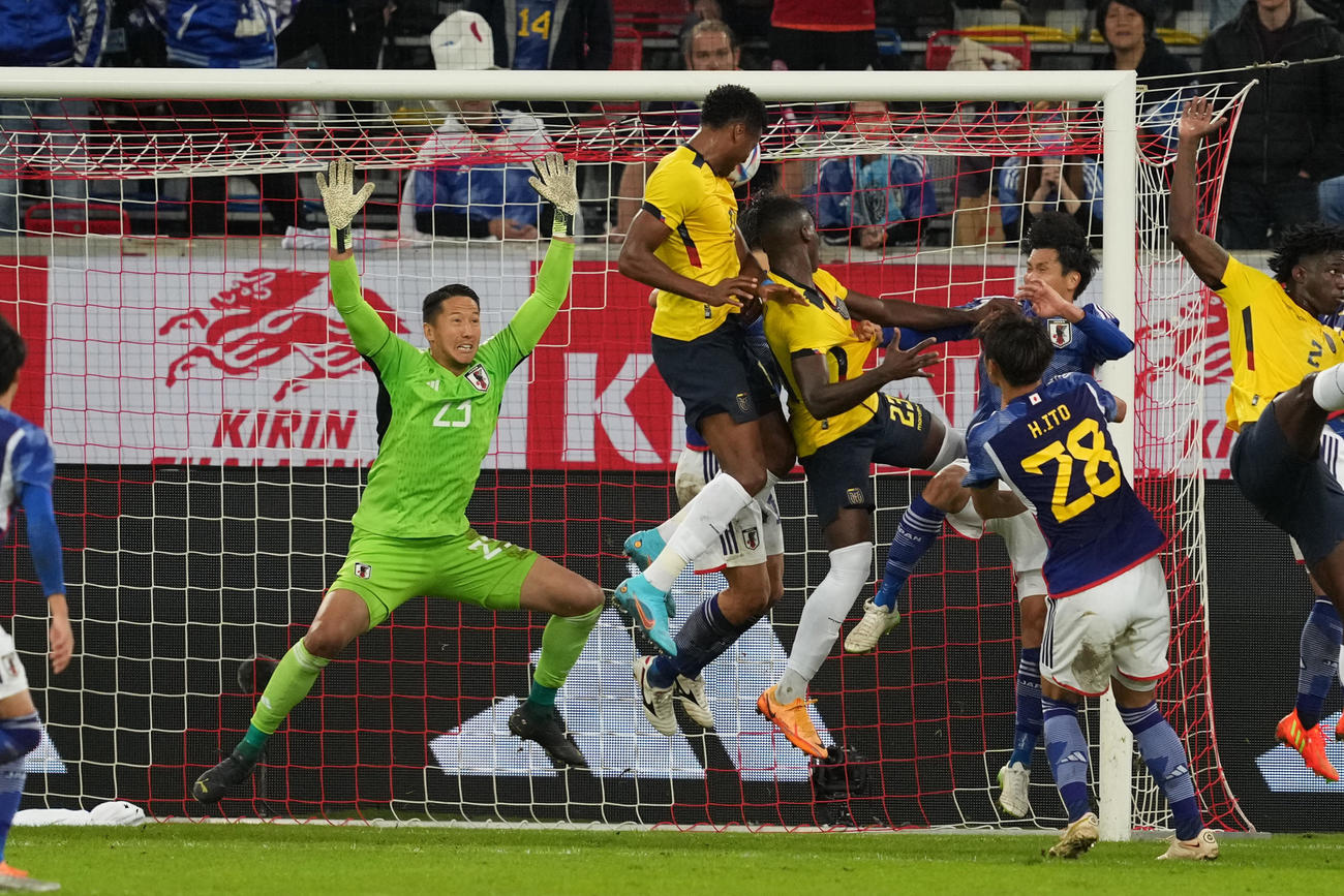 日本対エクアドル　前半、必死にゴールを守るGKシュミット（左）（撮影・パオロ　ヌッチ）