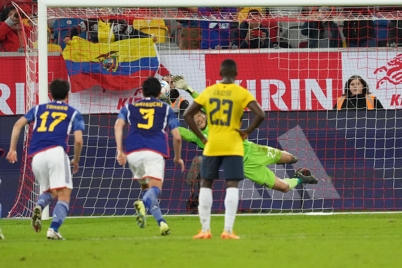 日本対エクアドル　後半、E・バレンシアのPKを止めるGKシュミット（撮影・パオロ　ヌッチ）