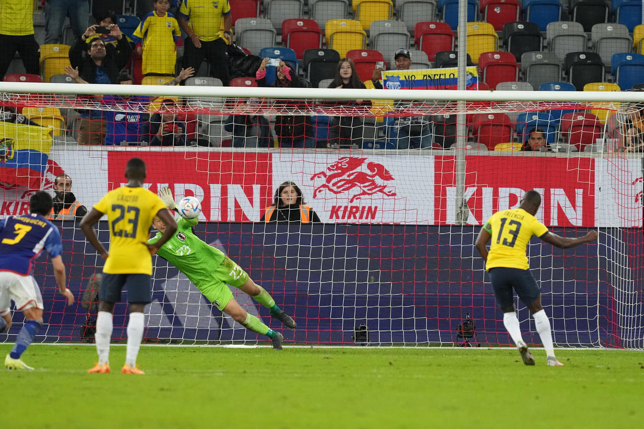 日本対エクアドル　後半、E・バレンシア（右）のPKを止めるGKシュミット（撮影・パオロ　ヌッチ）