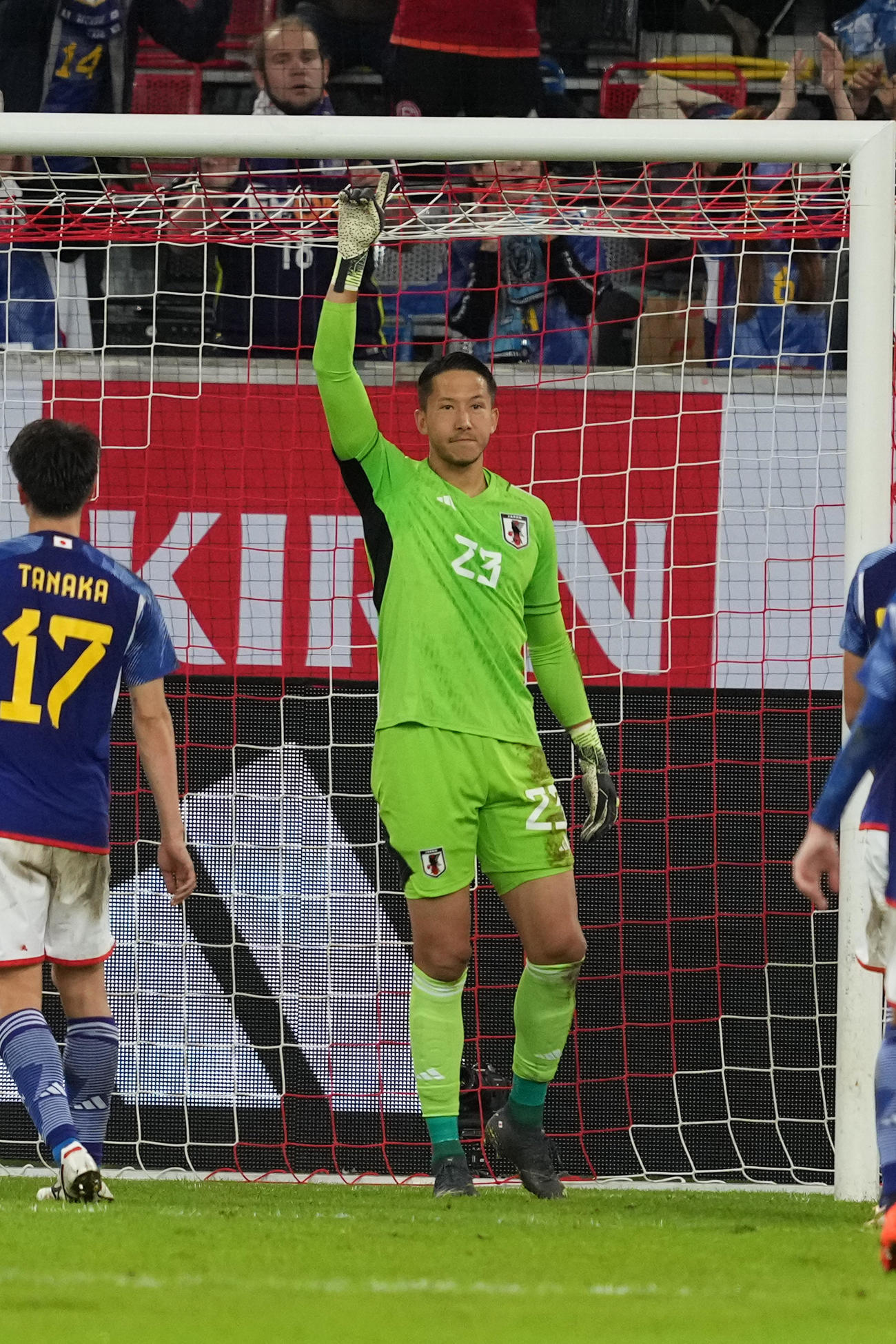 日本対エクアドル　前半、チームメートと確認しあうGKシュミット（撮影・パオロ　ヌッチ）