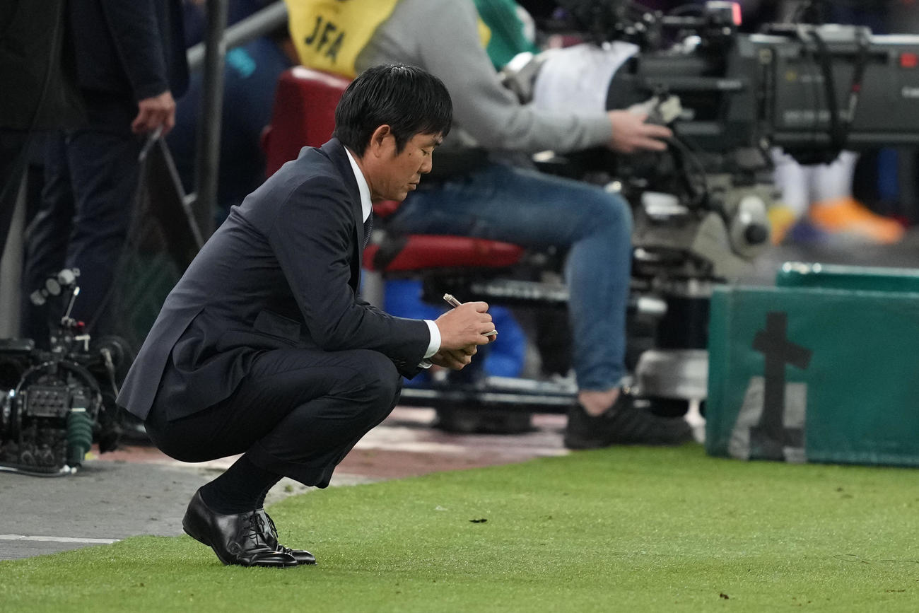 日本対エクアドル　後半、しゃがみながらメモを取る森保監督（撮影・パオロ　ヌッチ）