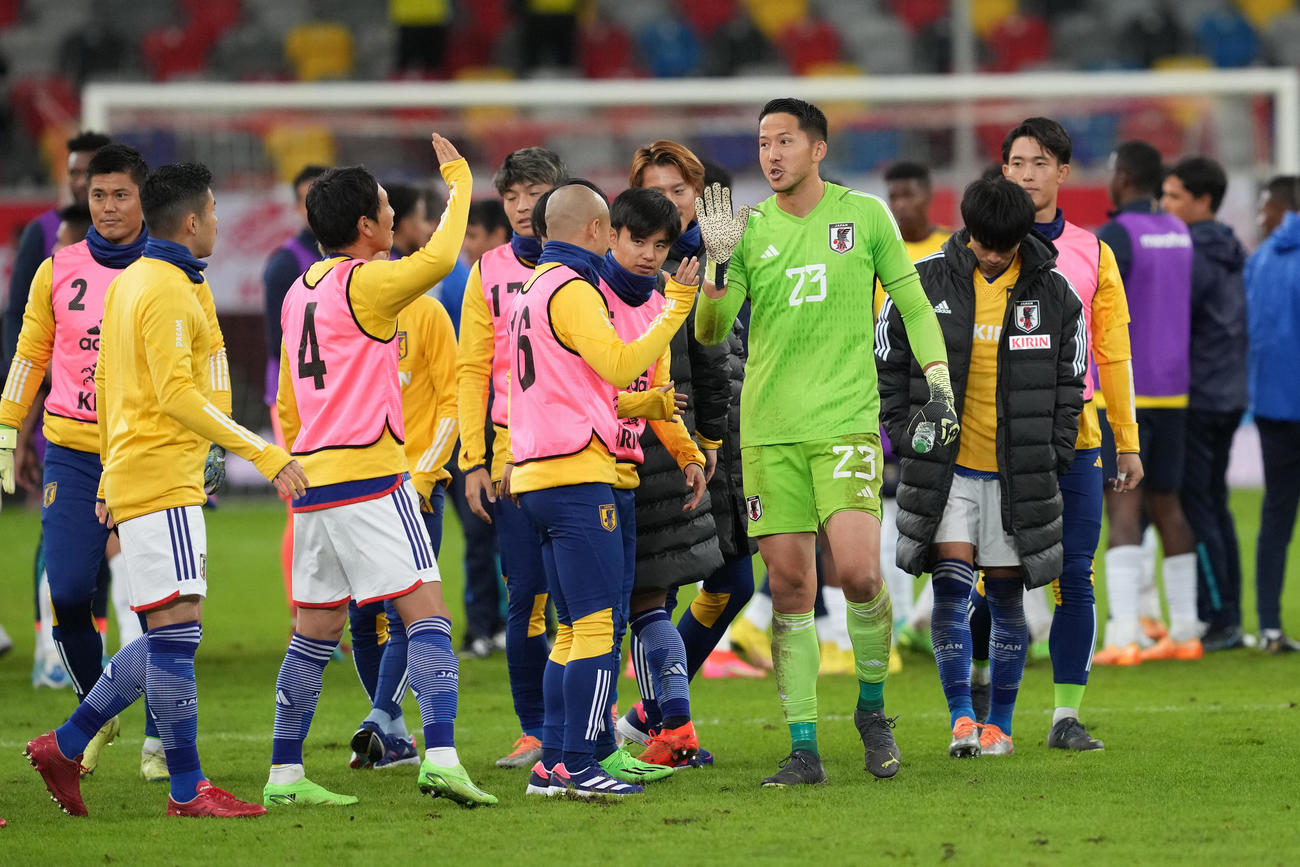 日本対エクアドル　試合後、ベンチメンバーとタッチを交わすGKシュミット（中央右）（撮影・パオロ　ヌッチ）