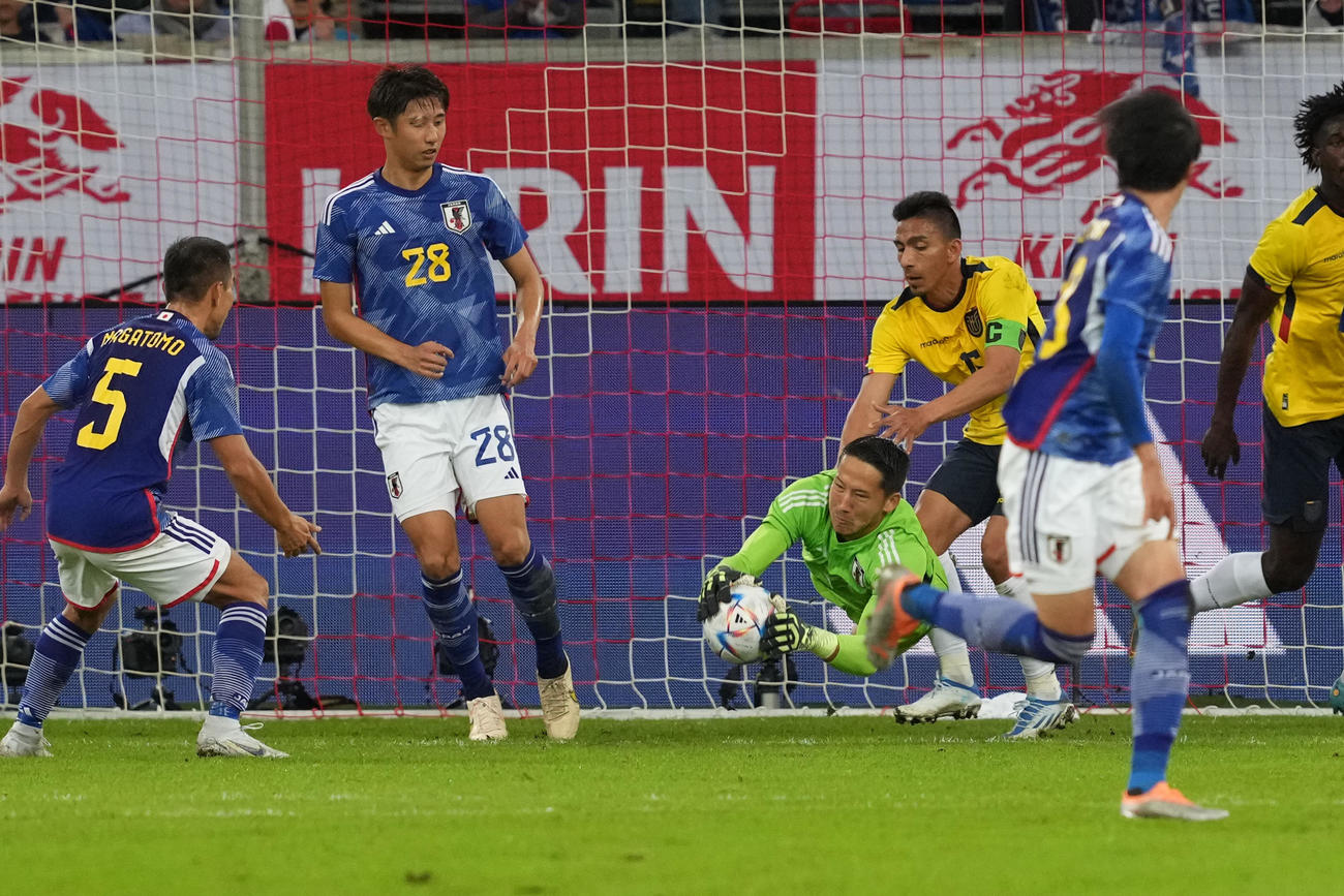 日本対エクアドル　前半、ボールをキャッチするGKシュミット（右）（撮影・パオロ　ヌッチ）